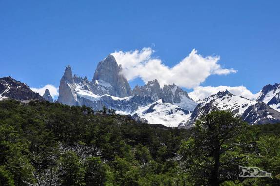 Com o dia limpo, pode-se ver claramente o Fitz Roy e o Cerro Torre, no parque Los Glaciares, região de El Chaltén, no sul da patagonia argentina